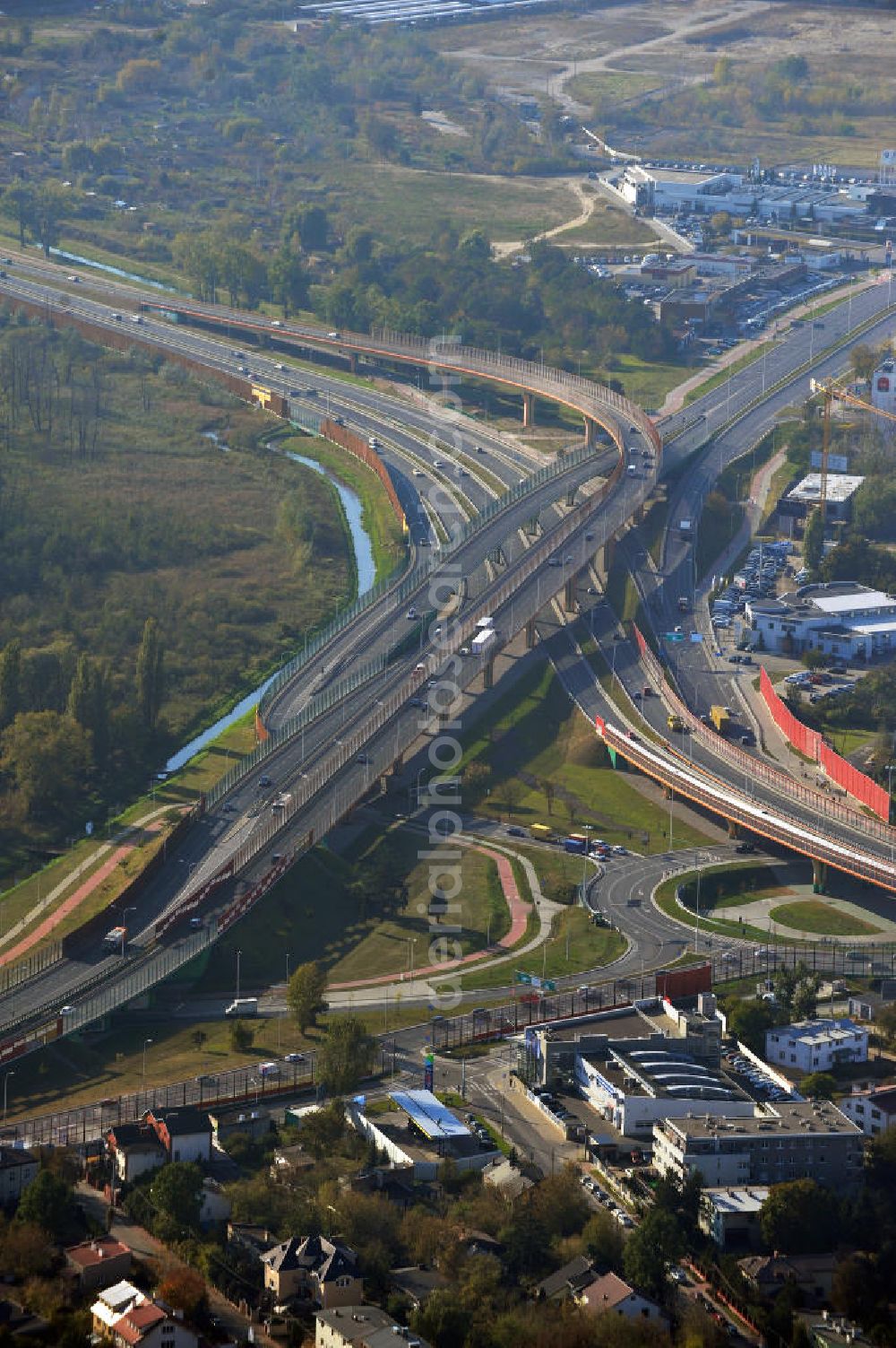 Warschau Warszawa from the bird's eye view: Blick auf das Autobahnkreuz der E30 zwischen den Stadtteilen Praga-Poludnie und Wawer in der polnischen Hauptstadt. Junction of the E30 between the districts and Praga Poludnie Wawer in the Polish capital.