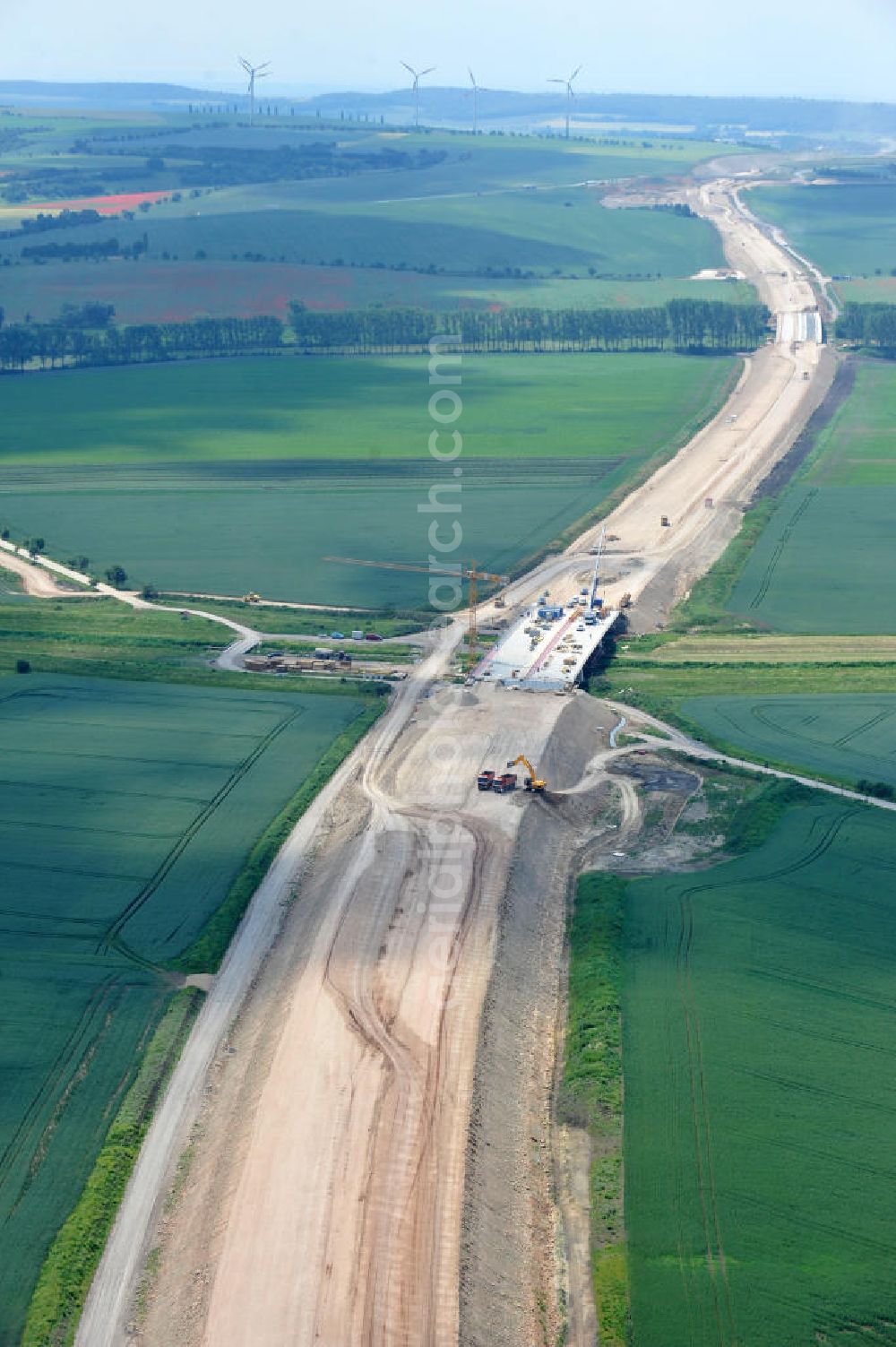 Artern from above - Baustelle Autobahnneubau A71 zwischen AS Heldrungen und AS Artern. Bau verschiedener Brückenbauwerke, Unterführungen und Parkplatz bzw. PWC-Anlage. Freeway construction site A71 between AS Heldrungen and AS Artern in Thuringia. Ein Projekt der DEGES