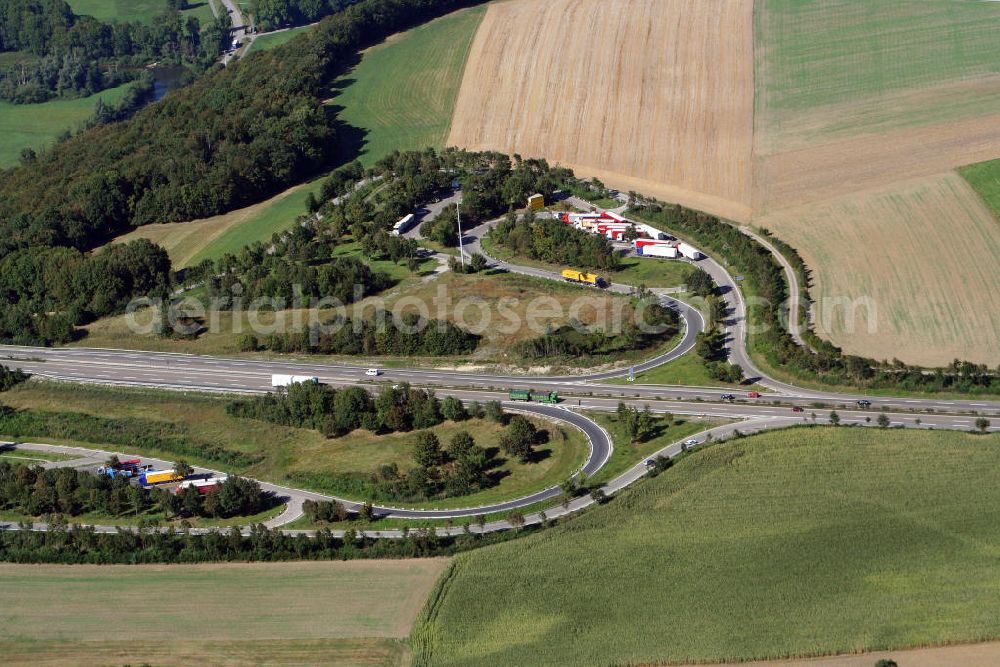 Aerial image Braunsbach - Blick auf einen Autobahnparkplatz / Parkplatzanlage entlang der vierspurigen Bundesautobahn / Autobahn 6 bei Geislingen am Kocher. Im Sprachgebrauch der deutschen Autobahnverwaltung spricht man bei Parkplätzen mit WC von einem „PWC“ („Parkplatz mit WC“).