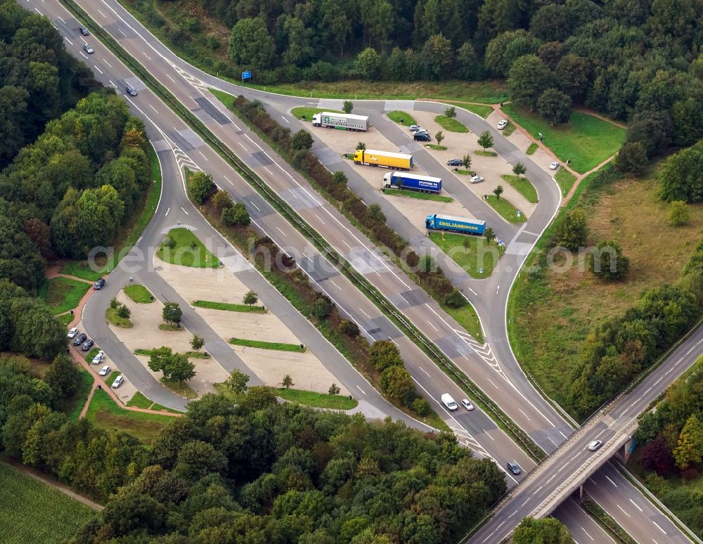 Aerial photograph Kamp - Lintfort - Highway rest area at the road A57 at Kamp - Lintfort which is part of Alpen in the state North Rhine-Westphalia. The Highway rest area is named Leucht and is located near the road Lintforter Straße which forms a overpass over the A57