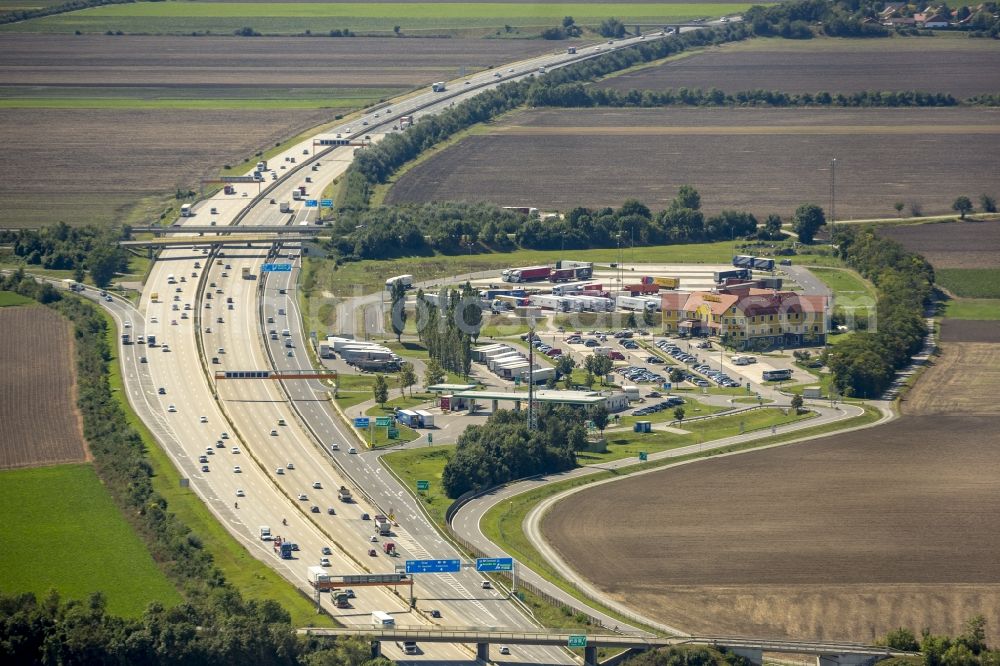 Guntramsdorf from the bird's eye view: A roadhouse on the A2 Suedautobahn near Guntramsdorf in the state Lower Austria in Austria. On the area the Autobahnrestaurant & Motorhotel Guntramsdorf and parking space is located