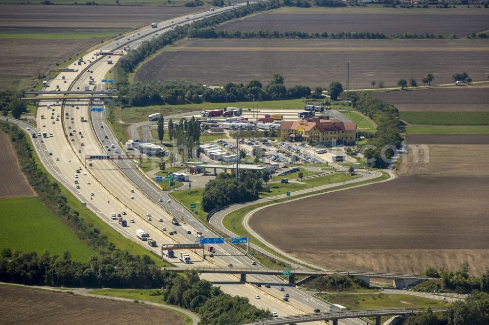 Aerial photograph Guntramsdorf - A roadhouse on the A2 Suedautobahn near Guntramsdorf in the state Lower Austria in Austria. On the area the Autobahnrestaurant & Motorhotel Guntramsdorf and parking space is located