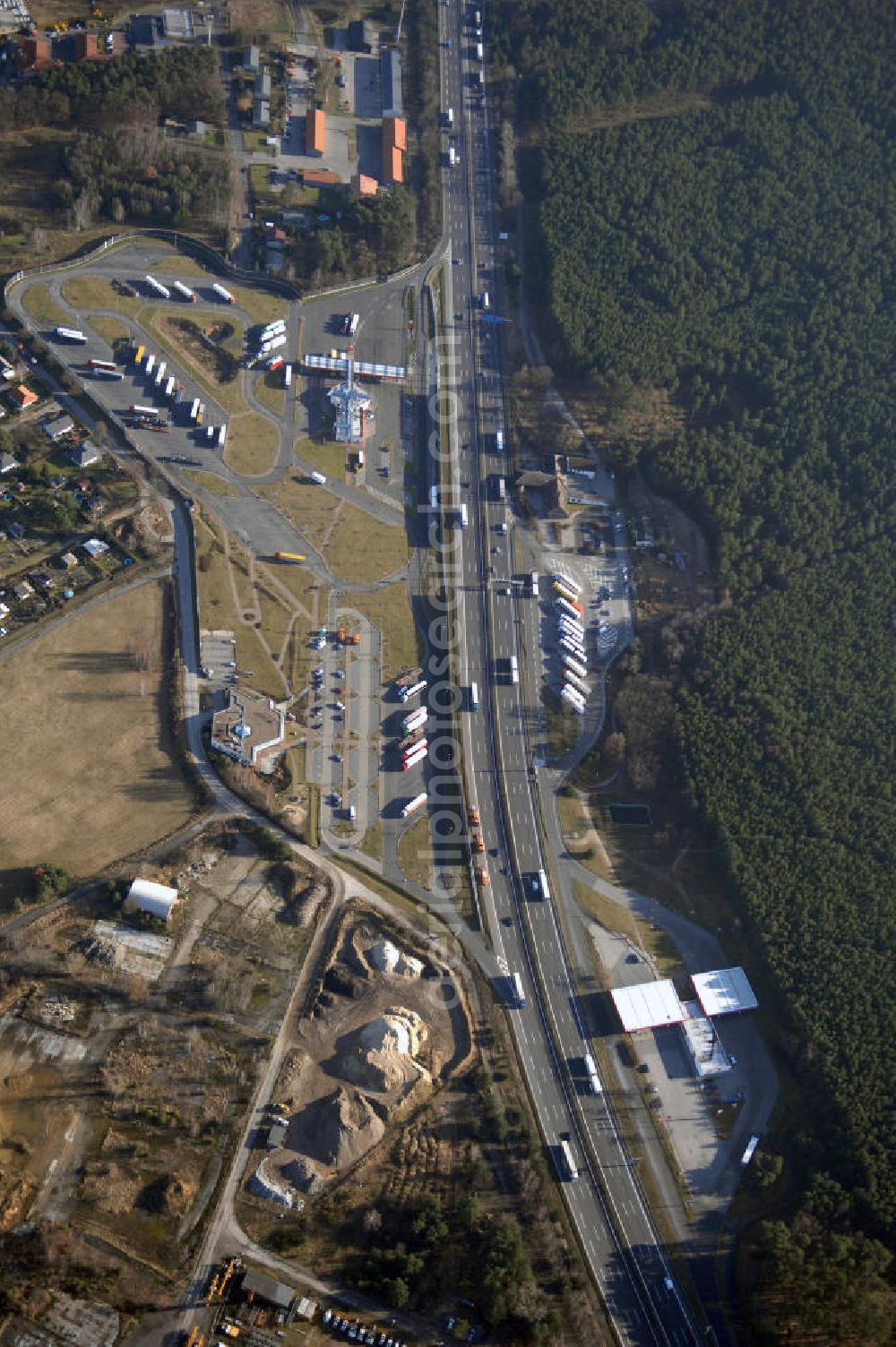 Michendorf from the bird's eye view: Blick auf die Autobahnraststätte Michendorf am südlichen Berliner Ring an der Bundesautobahn A10.