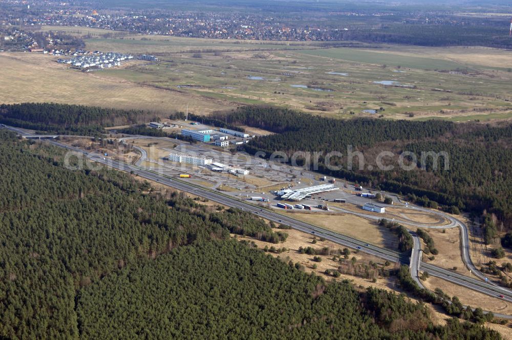 Aerial image Stolpe - Blick auf die Autobahnraststätte Stolpe, dem Sitz des Brandenburgisches Autobahnamt Stolpe (postalisch 16540 Hohen Neuendorf, An der A111 Stolper Heide)