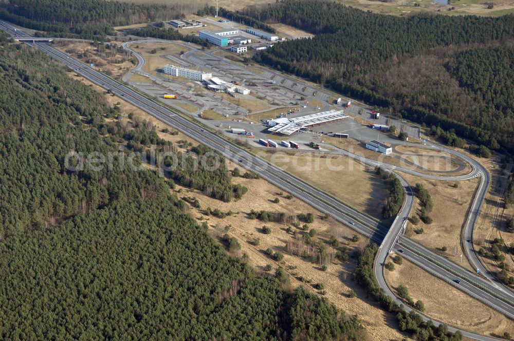 Aerial photograph Stolpe - Blick auf die Autobahnraststätte Stolpe, dem Sitz des Brandenburgisches Autobahnamt Stolpe (postalisch 16540 Hohen Neuendorf, An der A111 Stolper Heide)