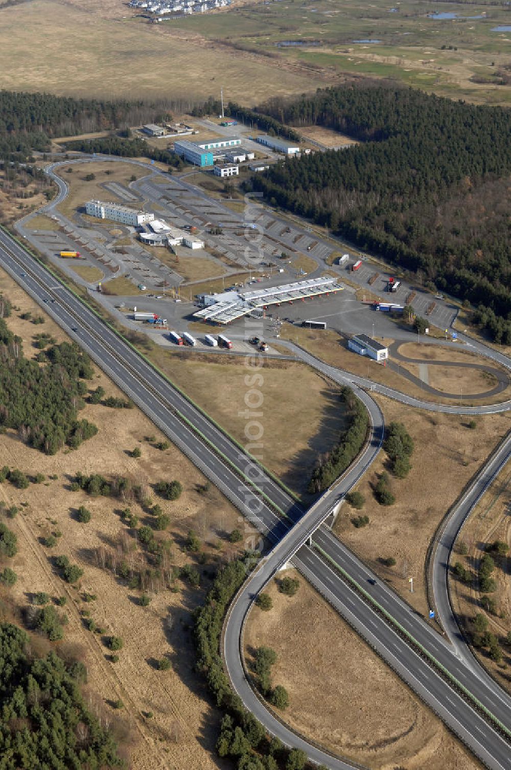 Stolpe from above - Blick auf die Autobahnraststätte Stolpe, dem Sitz des Brandenburgisches Autobahnamt Stolpe (postalisch 16540 Hohen Neuendorf, An der A111 Stolper Heide)