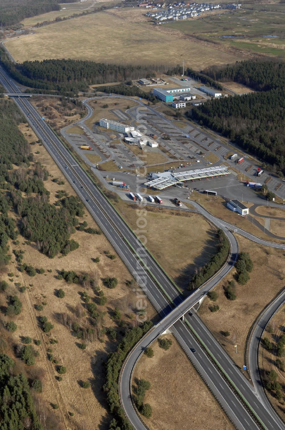 Stolpe from the bird's eye view: Blick auf die Autobahnraststätte Stolpe, dem Sitz des Brandenburgisches Autobahnamt Stolpe (postalisch 16540 Hohen Neuendorf, An der A111 Stolper Heide)