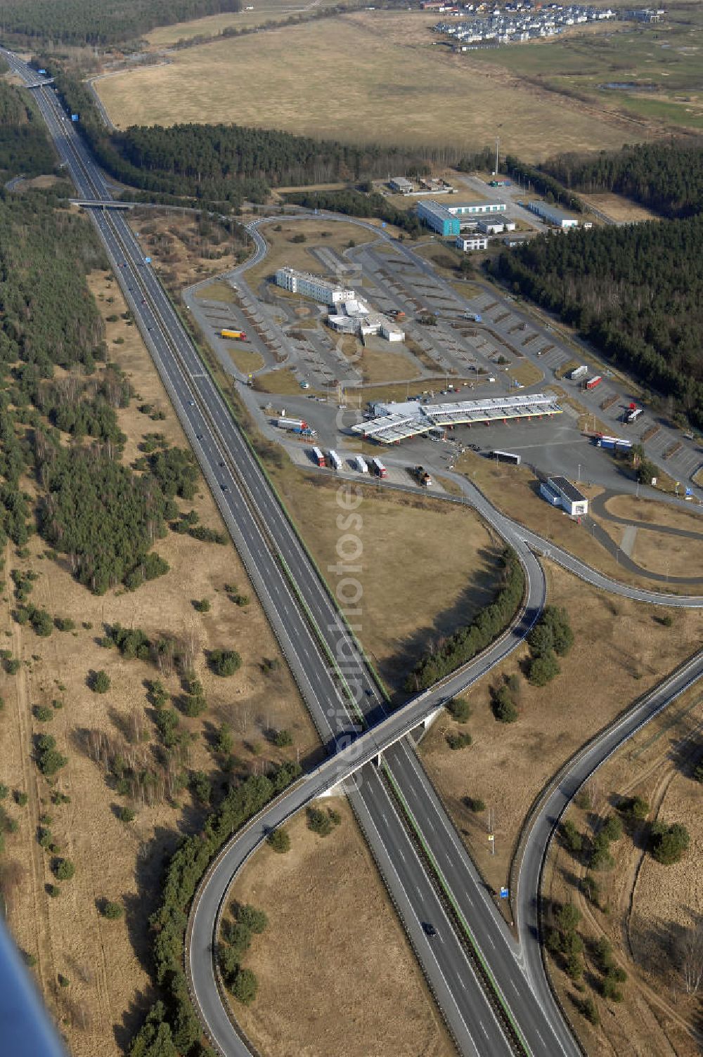 Aerial image Stolpe - Blick auf die Autobahnraststätte Stolpe, dem Sitz des Brandenburgisches Autobahnamt Stolpe (postalisch 16540 Hohen Neuendorf, An der A111 Stolper Heide)