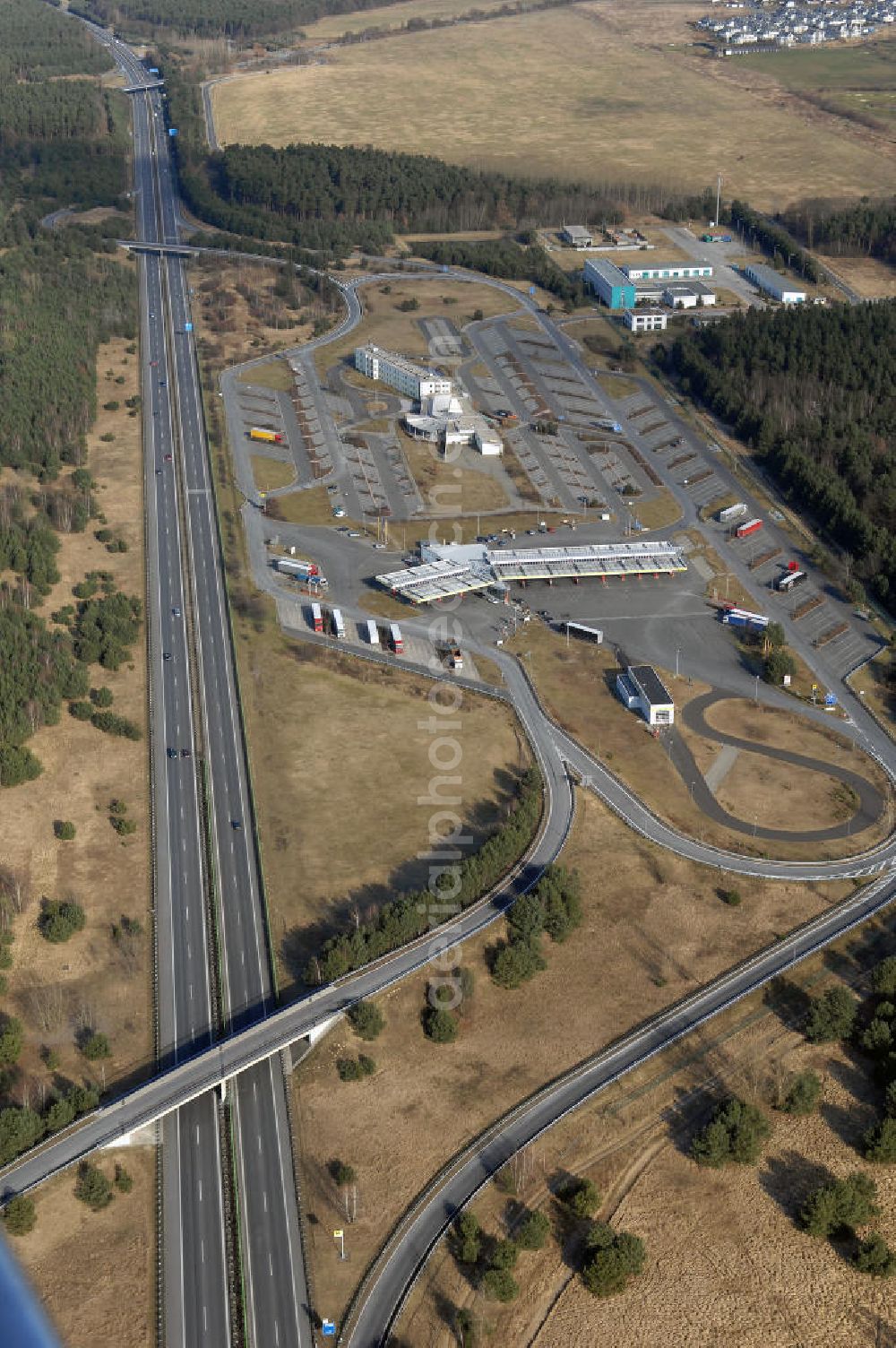 Aerial photograph Stolpe - Blick auf die Autobahnraststätte Stolpe, dem Sitz des Brandenburgisches Autobahnamt Stolpe (postalisch 16540 Hohen Neuendorf, An der A111 Stolper Heide)