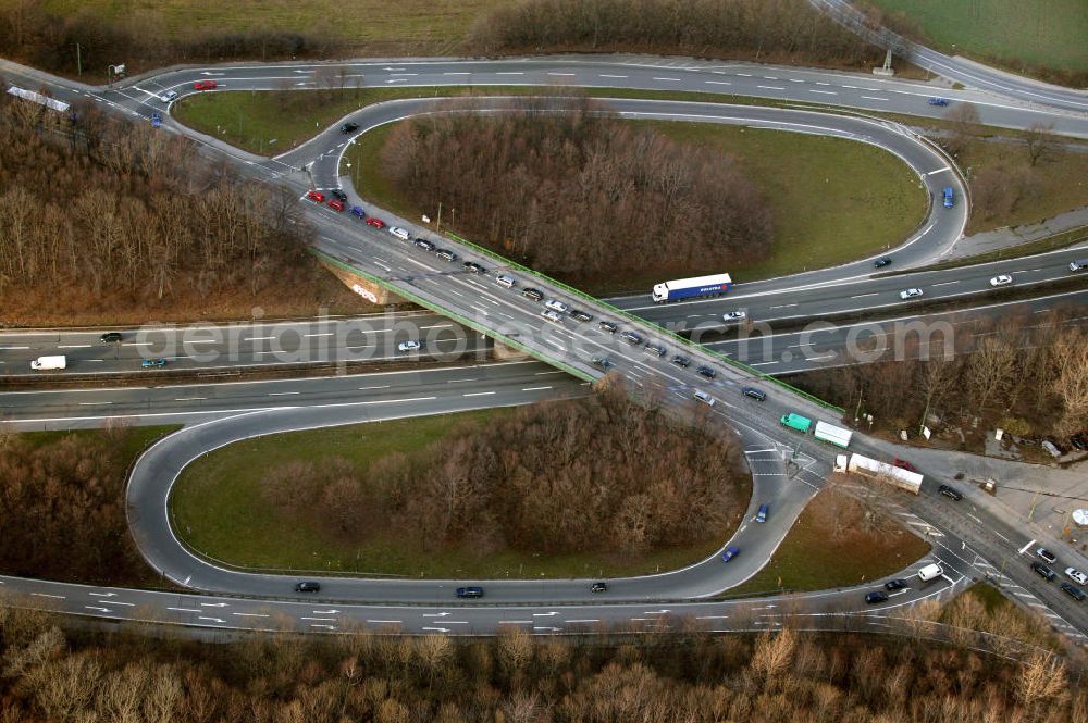 Bochum from above - Blick auf die Autobahnschleife Autobahnauffahrt A45 B1 Ruhrschnellweg Abfahrt Bochum-Stahlhausen Wattenscheider Strasse. Bochum expressway A45 and A40.