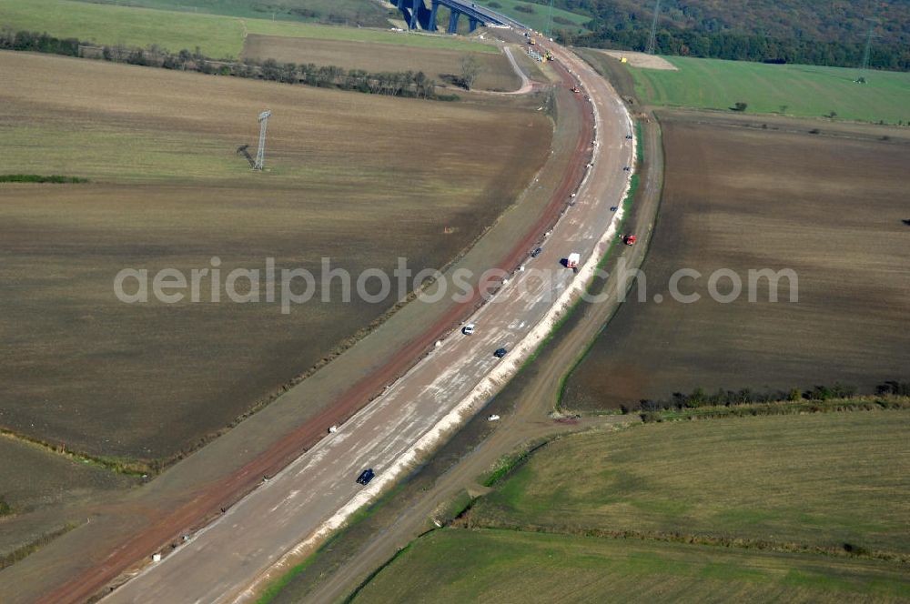 Hastrungsfeld from the bird's eye view: Blick auf den Autobahnverlauf der Baustelle A4 süd-östlich der Nessetalbrücke. Der Neubau ist Teil des Projekt Nordverlegung / Umfahrung Hörselberge der Autobahn E40 / A4 in Thüringen bei Eisenach. Durchgeführt werden die im Zuge dieses Projektes notwendigen Arbeiten unter an derem von den Mitarbeitern der Niederlassung Weimar der EUROVIA Verkehrsbau Union sowie der Niederlassungen Abbruch und Erdbau, Betonstraßenbau, Ingenieurbau und TECO Schallschutz der EUROVIA Beton sowie der D?????