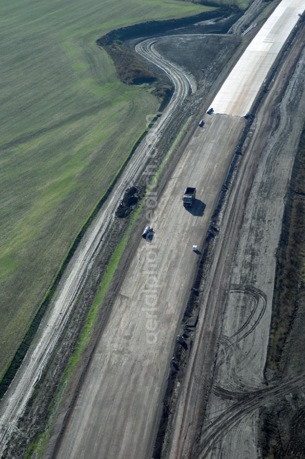 Aerial photograph Hastrungsfeld - Blick auf den Autobahnverlauf der Baustelle A4 vor einer Unterführung bei Hastrungsfeld. Der Neubau ist Teil des Projekt Nordverlegung / Umfahrung Hörselberge der Autobahn E40 / A4 in Thüringen bei Eisenach. Durchgeführt werden die im Zuge dieses Projektes notwendigen Arbeiten unter an derem von den Mitarbeitern der Niederlassung Weimar der EUROVIA Verkehrsbau Union sowie der Niederlassungen Abbruch und Erdbau, Betonstraßenbau, Ingenieurbau und TECO Schallschutz der EUROVIA Beton sowie der DEGES.