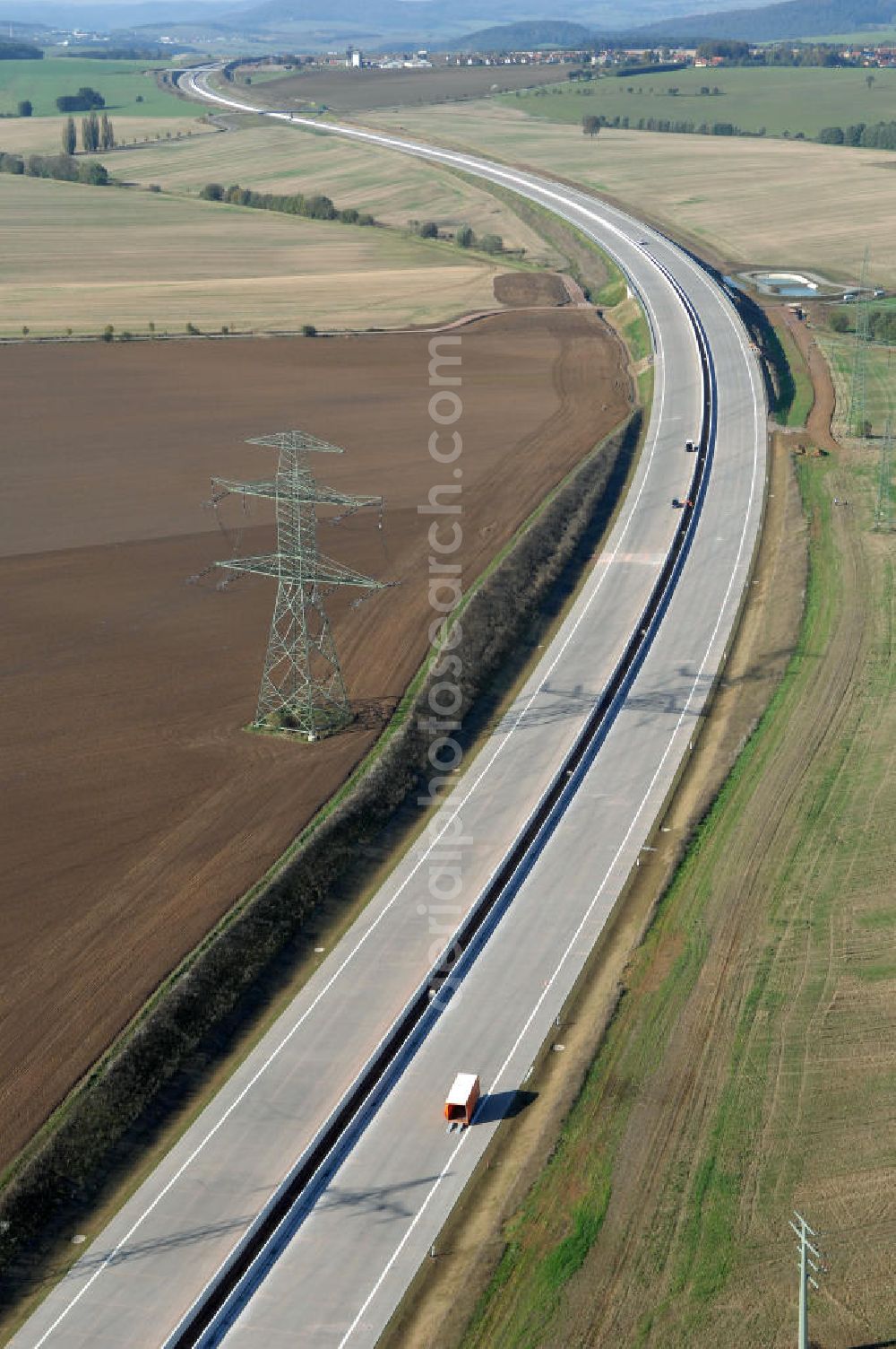 Hötzelsroda from above - Blick auf die Baustelle des Autobahnverlaufs der A4 nördlich von Hötzelsroda in Richtung Westen. Der Neubau ist Teil des Projekt Nordverlegung / Umfahrung Hörselberge der Autobahn E40 / A4 in Thüringen bei Eisenach. Durchgeführt werden die im Zuge dieses Projektes notwendigen Arbeiten unter an derem von den Mitarbeitern der Niederlassung Weimar der EUROVIA Verkehrsbau Union sowie der Niederlassungen Abbruch und Erdbau, Betonstraßenbau, Ingenieurbau und TECO Schallschutz der EUROVIA Beton sowie der DEGES.