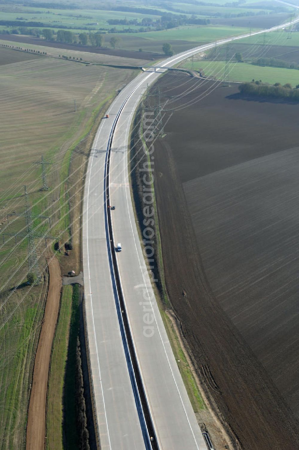 Hötzelsroda from the bird's eye view: Blick auf die Baustelle des Autobahnverlaufs der A4 nördlich von Hötzelsroda in Richtung Osten. Der Neubau ist Teil des Projekt Nordverlegung / Umfahrung Hörselberge der Autobahn E40 / A4 in Thüringen bei Eisenach. Durchgeführt werden die im Zuge dieses Projektes notwendigen Arbeiten unter an derem von den Mitarbeitern der Niederlassung Weimar der EUROVIA Verkehrsbau Union sowie der Niederlassungen Abbruch und Erdbau, Betonstraßenbau, Ingenieurbau und TECO Schallschutz der EUROVIA Beton sowie der DEGES.