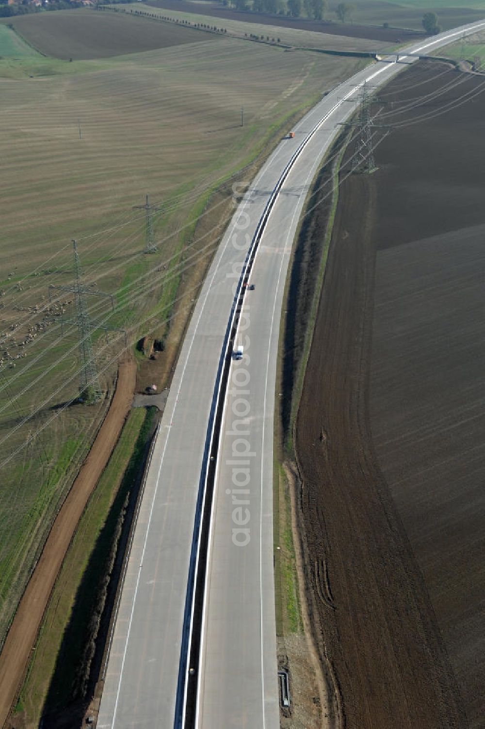 Aerial image Hötzelsroda - Blick auf die Baustelle des Autobahnverlaufs der A4 nördlich von Hötzelsroda in Richtung Osten. Der Neubau ist Teil des Projekt Nordverlegung / Umfahrung Hörselberge der Autobahn E40 / A4 in Thüringen bei Eisenach. Durchgeführt werden die im Zuge dieses Projektes notwendigen Arbeiten unter an derem von den Mitarbeitern der Niederlassung Weimar der EUROVIA Verkehrsbau Union sowie der Niederlassungen Abbruch und Erdbau, Betonstraßenbau, Ingenieurbau und TECO Schallschutz der EUROVIA Beton sowie der DEGES.