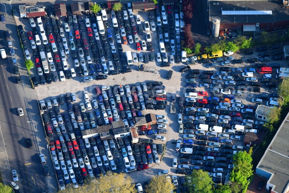 Berlin from the bird's eye view: Car dealership building Auto Vision on Bergiusstrasse in the district Neukoelln in Berlin, Germany