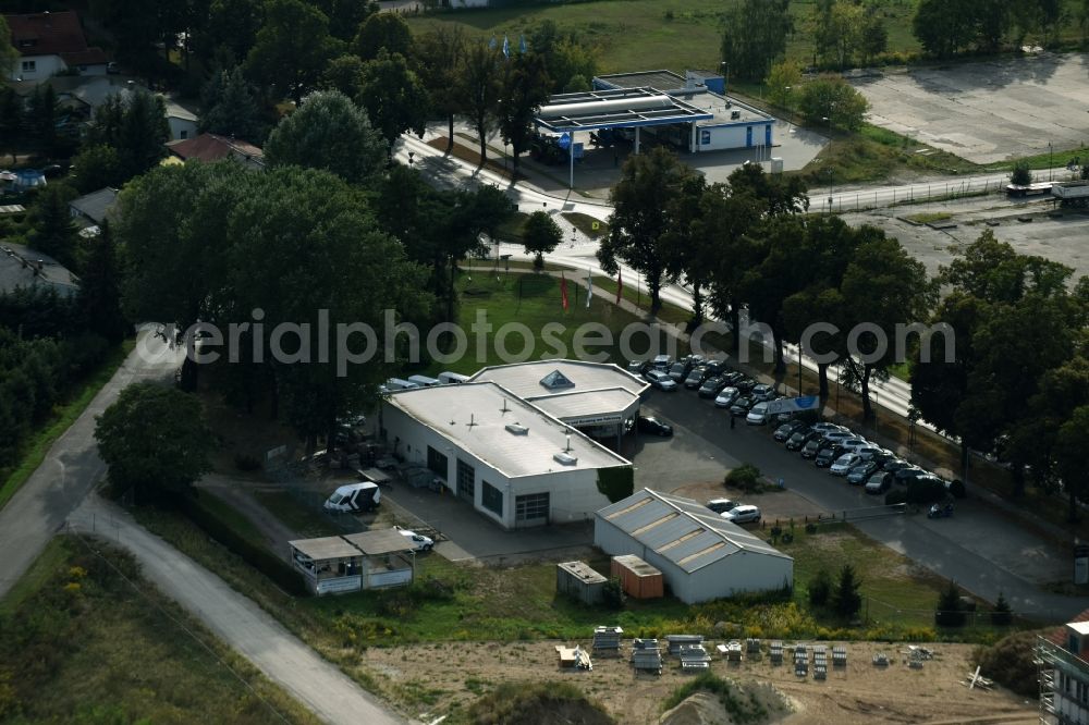 Aerial photograph Werneuchen - Car dealership building VW Autohaus Hubert Thies on Freienwalder Chaussee in Werneuchen in the state Brandenburg