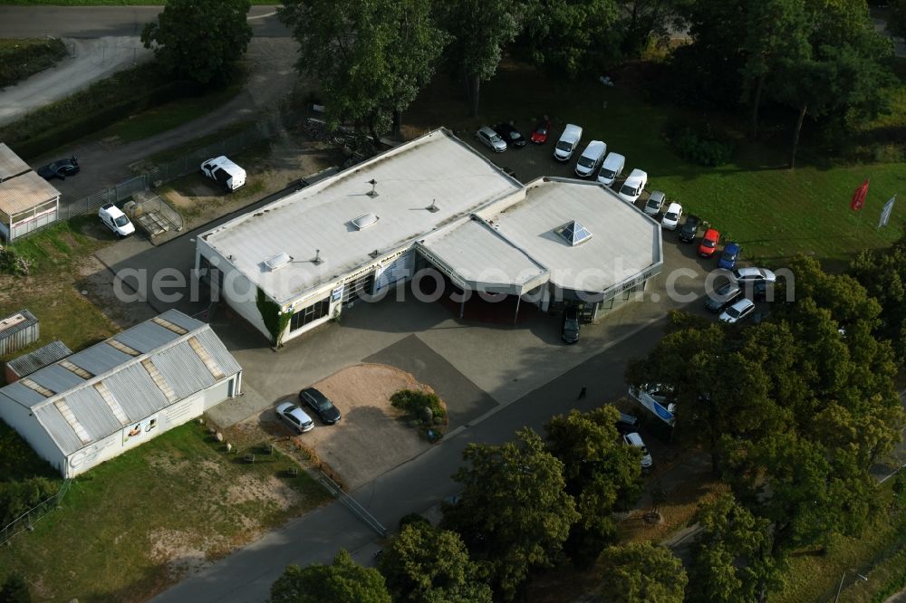 Aerial photograph Werneuchen - Car dealership building VW Autohaus Hubert Thies on Freienwalder Chaussee in Werneuchen in the state Brandenburg