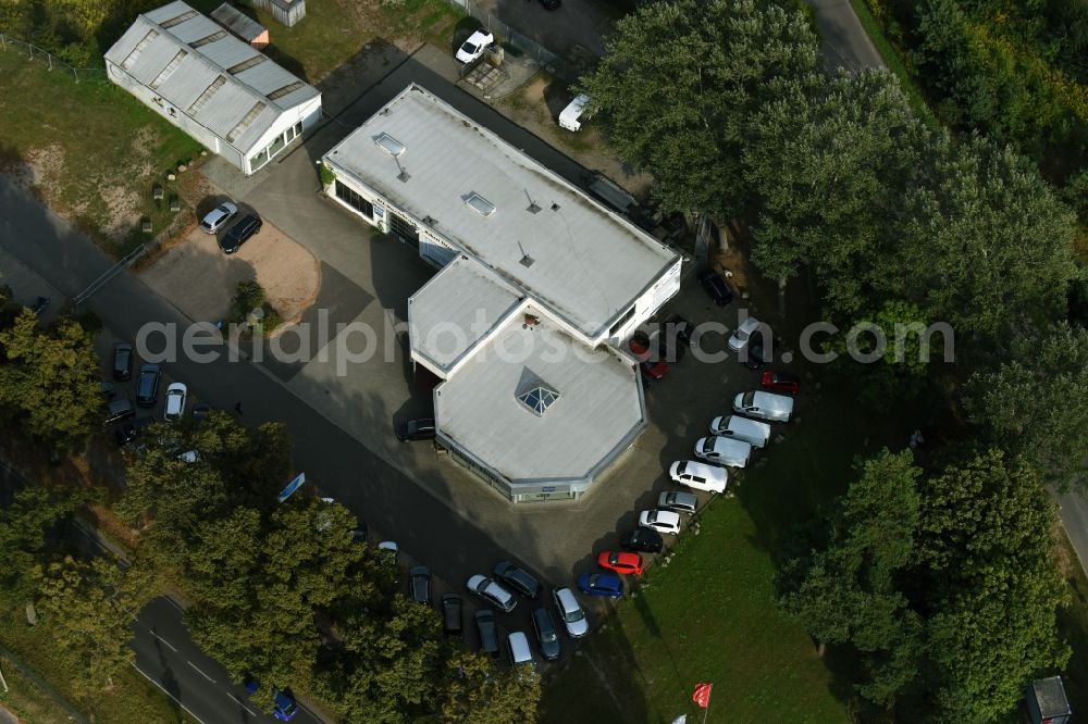 Aerial photograph Werneuchen - Car dealership building VW Autohaus Hubert Thies on Freienwalder Chaussee in Werneuchen in the state Brandenburg