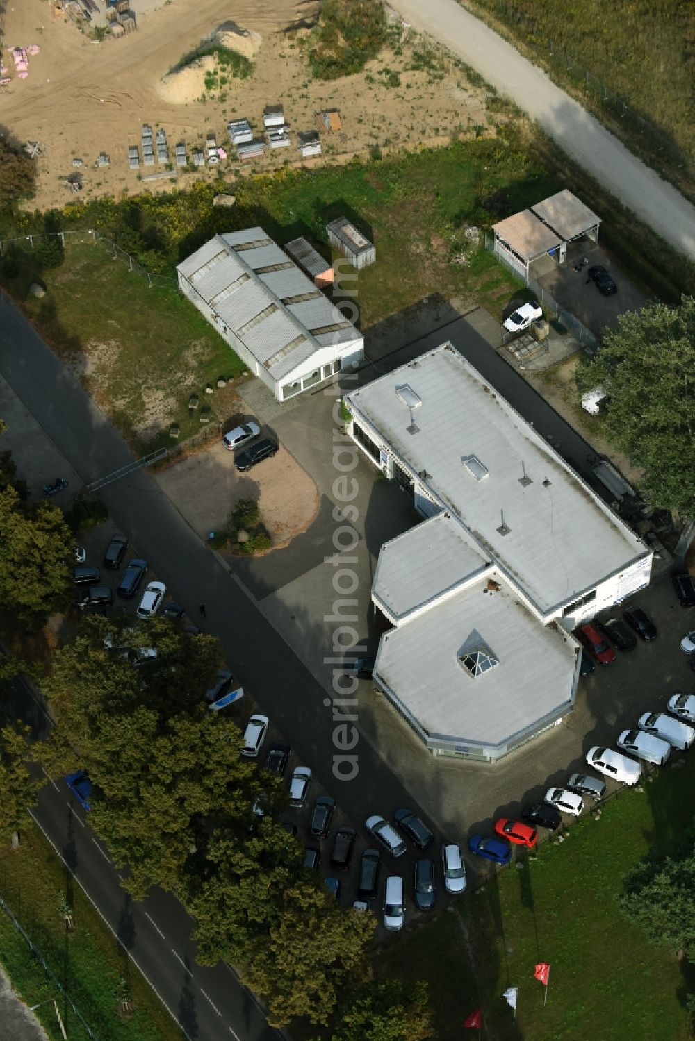 Werneuchen from above - Car dealership building VW Autohaus Hubert Thies on Freienwalder Chaussee in Werneuchen in the state Brandenburg