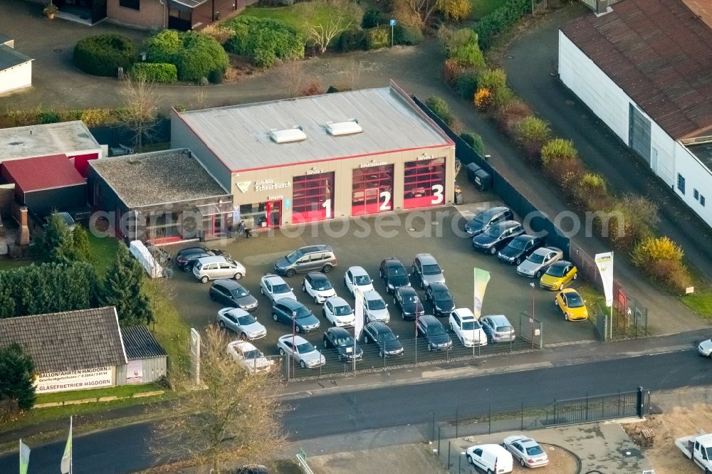 Aerial image Voerde (Niederrhein) - Car dealership building Autohaus Schnurbusch GmbH Grenzstrasse in the district Holthausen in Voerde (Niederrhein) in the state North Rhine-Westphalia