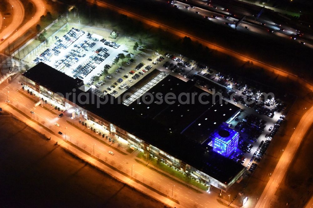 München from the bird's eye view: Night view Car dealership building BMW Niederlassung Muenchen Filiale Froettmaning on Werner-Heisenberg-Allee in Munich in the state Bavaria