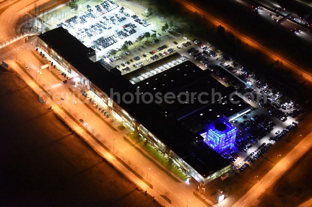 Aerial image München - Night view Car dealership building BMW Niederlassung Muenchen Filiale Froettmaning on Werner-Heisenberg-Allee in Munich in the state Bavaria