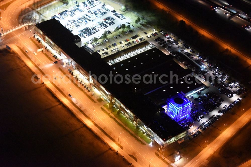 Aerial photograph München - Night view Car dealership building BMW Niederlassung Muenchen Filiale Froettmaning on Werner-Heisenberg-Allee in Munich in the state Bavaria