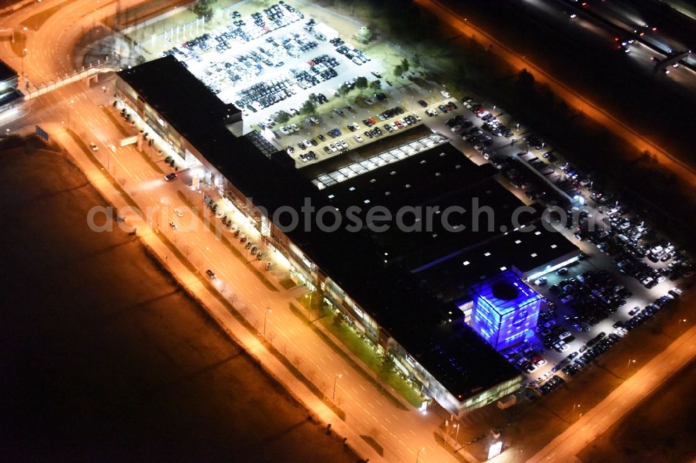 München from above - Night view Car dealership building BMW Niederlassung Muenchen Filiale Froettmaning on Werner-Heisenberg-Allee in Munich in the state Bavaria