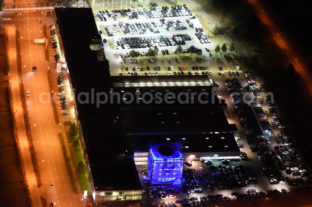 München from the bird's eye view: Night view Car dealership building BMW Niederlassung Muenchen Filiale Froettmaning on Werner-Heisenberg-Allee in Munich in the state Bavaria