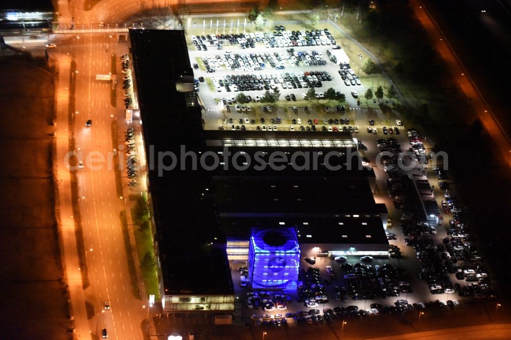 Aerial photograph München - Night view Car dealership building BMW Niederlassung Muenchen Filiale Froettmaning on Werner-Heisenberg-Allee in Munich in the state Bavaria