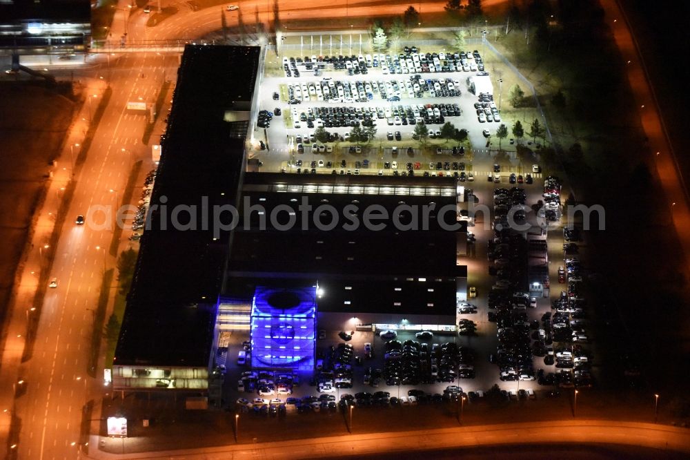 München from above - Night view Car dealership building BMW Niederlassung Muenchen Filiale Froettmaning on Werner-Heisenberg-Allee in Munich in the state Bavaria