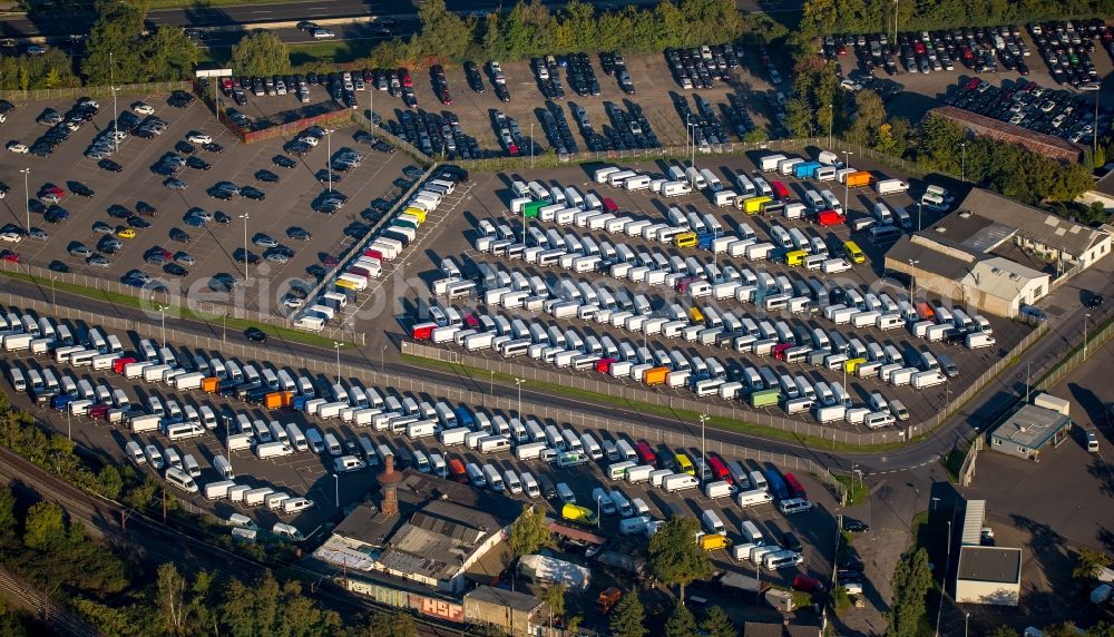 Aerial image Düsseldorf - Car dealership building Dein Autoankauf Duesseldorf with parked delivery vans in the parking space in Duesseldorf in the state North Rhine-Westphalia