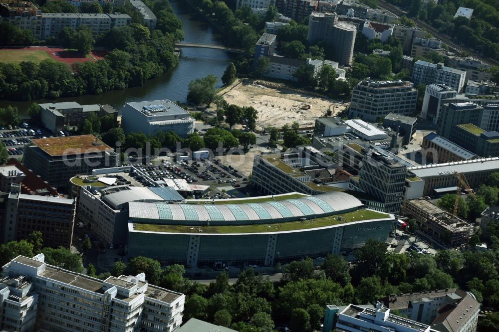 Berlin from the bird's eye view: Car dealership building Mercedes-Benz Berlin on Salzufer in Berlin