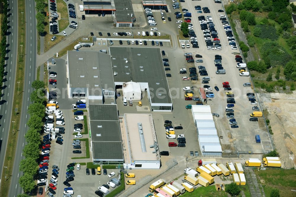 Magdeburg from the bird's eye view: Car dealership building of Rothenseer Autohaus GmbH next to the LCW Lackiercentrum Wernigerode GmbH in the August-Bebel-Damm in Magdeburg in the state of Saxony-Anhalt, Germany