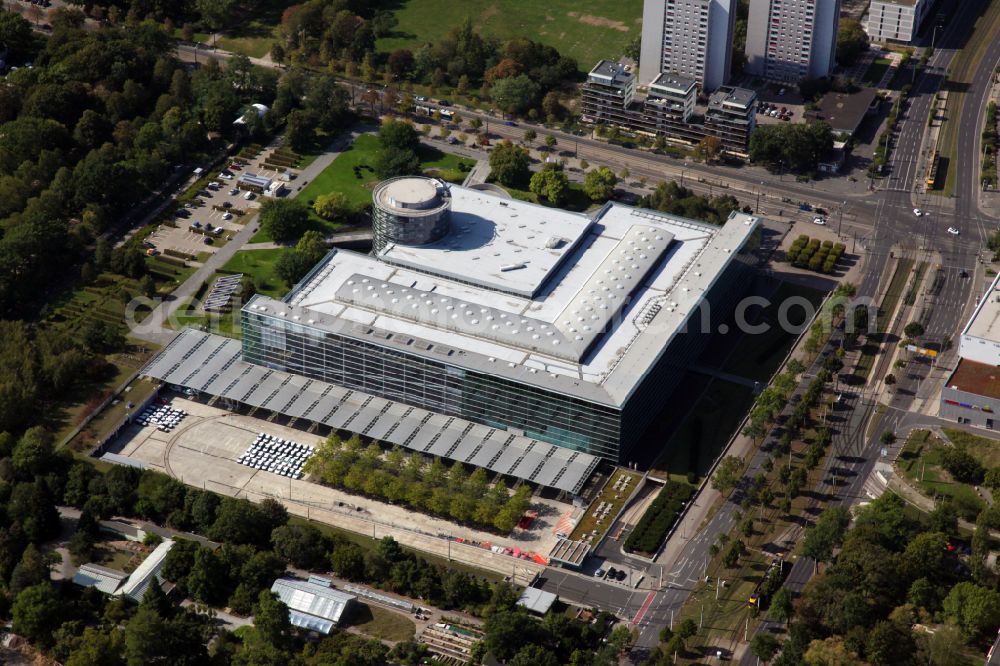 Dresden from the bird's eye view: car dealership building Glaeserne Manufaktur on street Lennestrasse in Dresden in the state Saxony, Germany