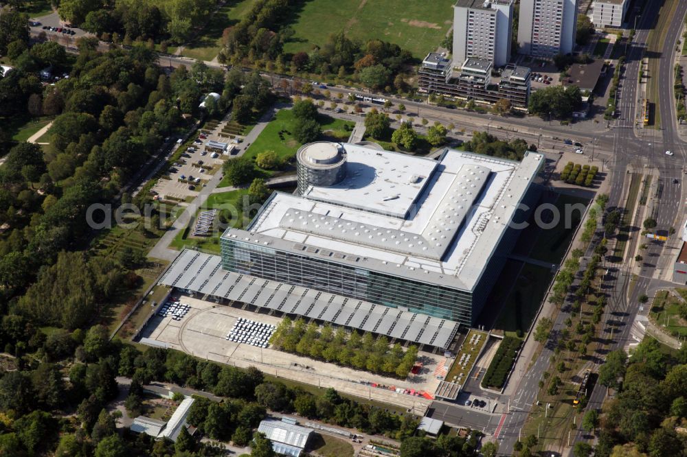 Aerial image Dresden - car dealership building Glaeserne Manufaktur on street Lennestrasse in Dresden in the state Saxony, Germany