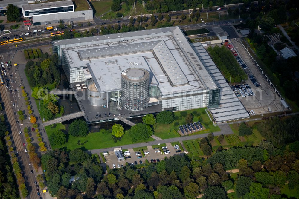 Aerial photograph Dresden - car dealership building Glaeserne Manufaktur on street Lennestrasse in Dresden in the state Saxony, Germany