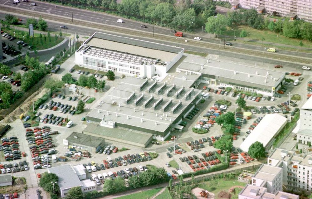 Berlin-Hohenschönhausen from above - Autohaus Fennpfuhl am Weißenseer Weg in Berlin-Hohenschönhausen.