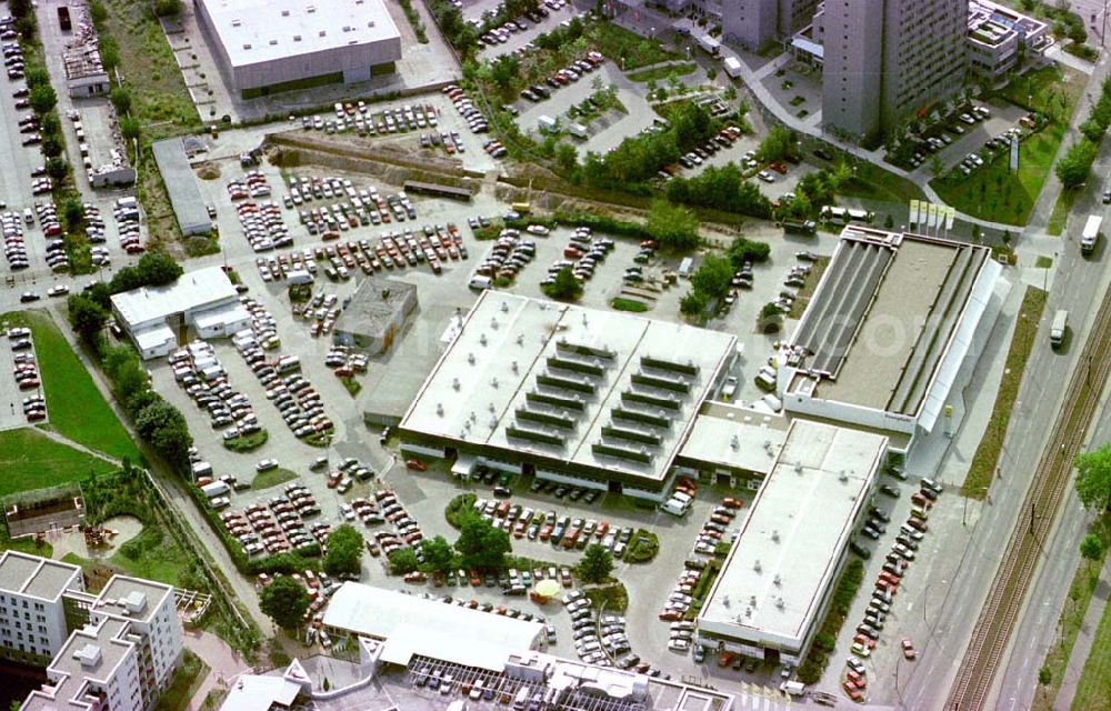 Berlin-Hohenschönhausen from the bird's eye view: Autohaus Fennpfuhl am Weißenseer Weg in Berlin-Hohenschönhausen.