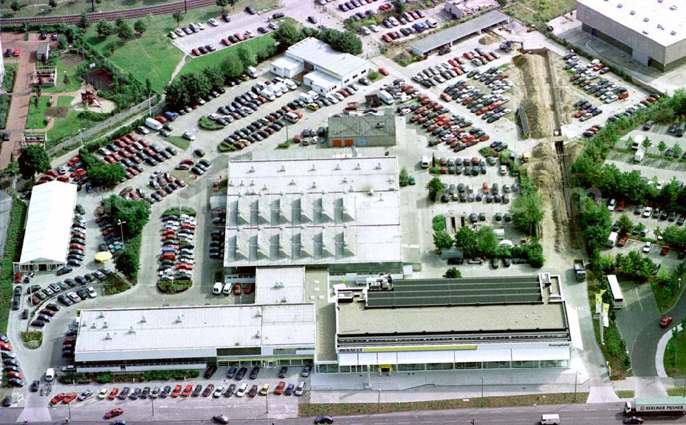 Berlin-Hohenschönhausen from above - Autohaus Fennpfuhl am Weißenseer Weg in Berlin-Hohenschönhausen.