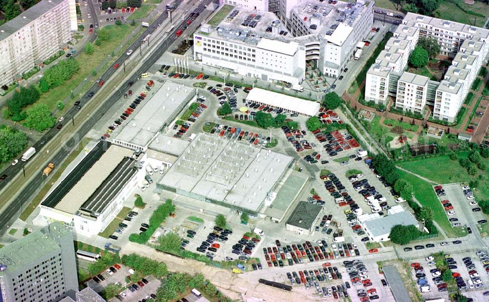 Berlin-Hohenschönhausen from the bird's eye view: Autohaus Fennpfuhl am Weißenseer Weg in Berlin-Hohenschönhausen.