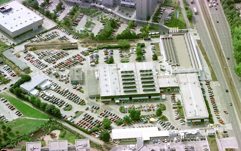 Aerial image Berlin-Hohenschönhausen - Autohaus Fennpfuhl am Weißenseer Weg in Berlin-Hohenschönhausen.