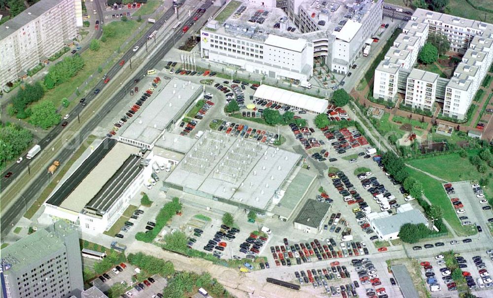 Aerial photograph Berlin-Hohenschönhausen - Autohaus Fennpfuhl am Weißenseer Weg in Berlin-Hohenschönhausen.