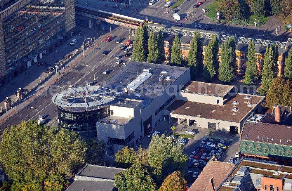 Aerial photograph Berlin - Das Autohaus Spree Automobile, ein Toyota Partner, in der Stralauer Allee in Berlin-Friedrichshain. The car dealer / dealership Spree Automobile, a partner of Toyota, at the street Stralauer Allee in Berlin-Friedrichshain.