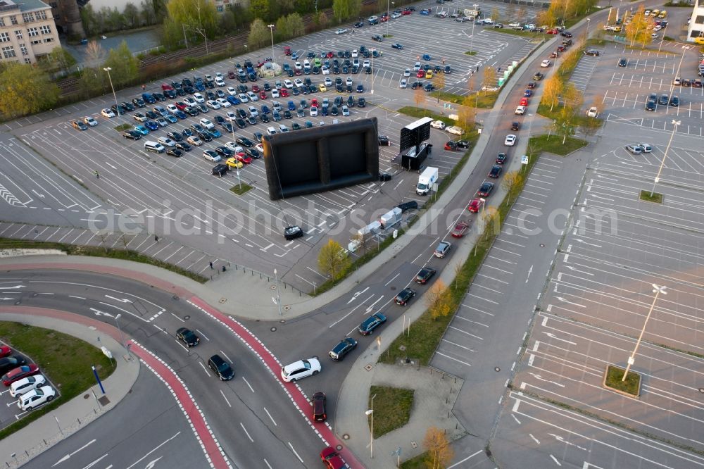 Chemnitz from the bird's eye view: Place of a drive-in cinema and light theater in the parking lot on Wandererstrasse in the district Kappel in Chemnitz in the state Saxony, Germany