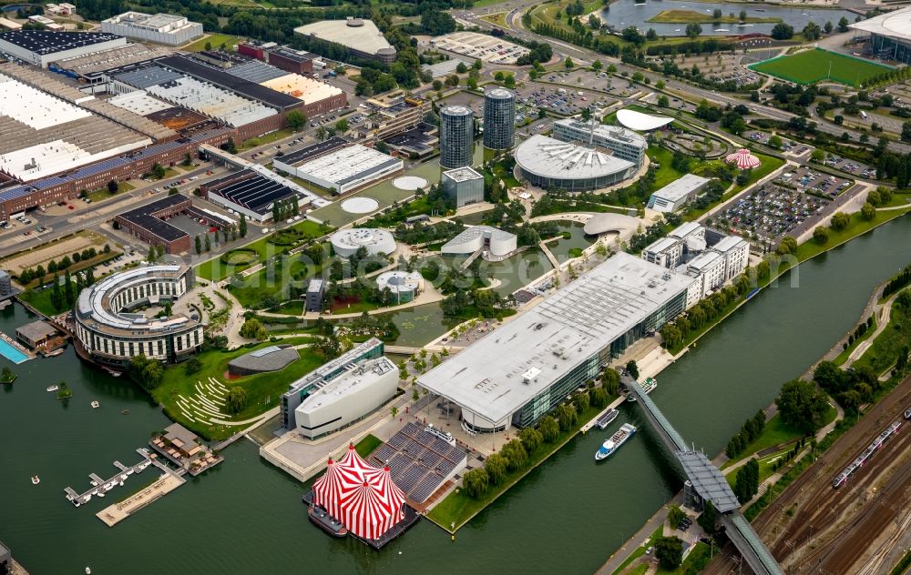 Aerial photograph Wolfsburg - Tourist attraction and sightseeing Autostadt GmbH on factorysgelaende of Volkswagen AG in Wolfsburg in the state Lower Saxony, Germany