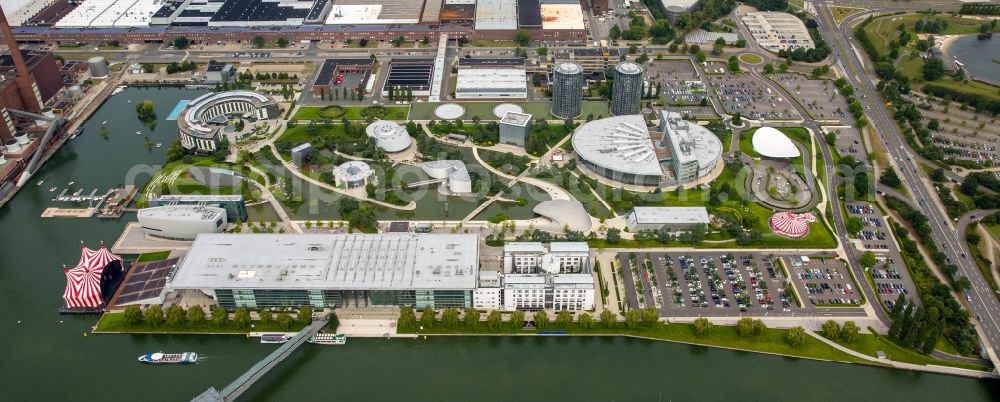 Wolfsburg from the bird's eye view: Tourist attraction and sightseeing Autostadt GmbH on factorysgelaende of Volkswagen AG in Wolfsburg in the state Lower Saxony, Germany