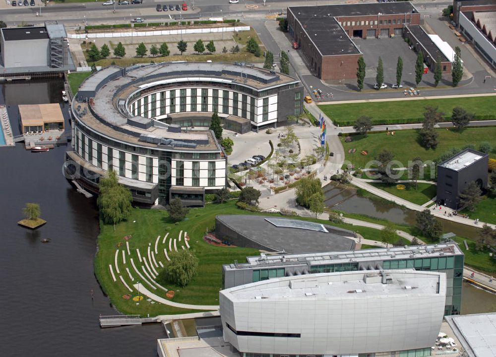 Aerial image Wolfsburg - Der Erlebnispark Autostadt der Volkswagen AG neben dem Volkswagenwerk mit dem Rundbau des Ritz-Carlton-Hotels und dem Automuseum. The theme park Autostadt of the Volkswagen AG near the Volkswagen plant with Ritz-Carlton hotel and car museum.