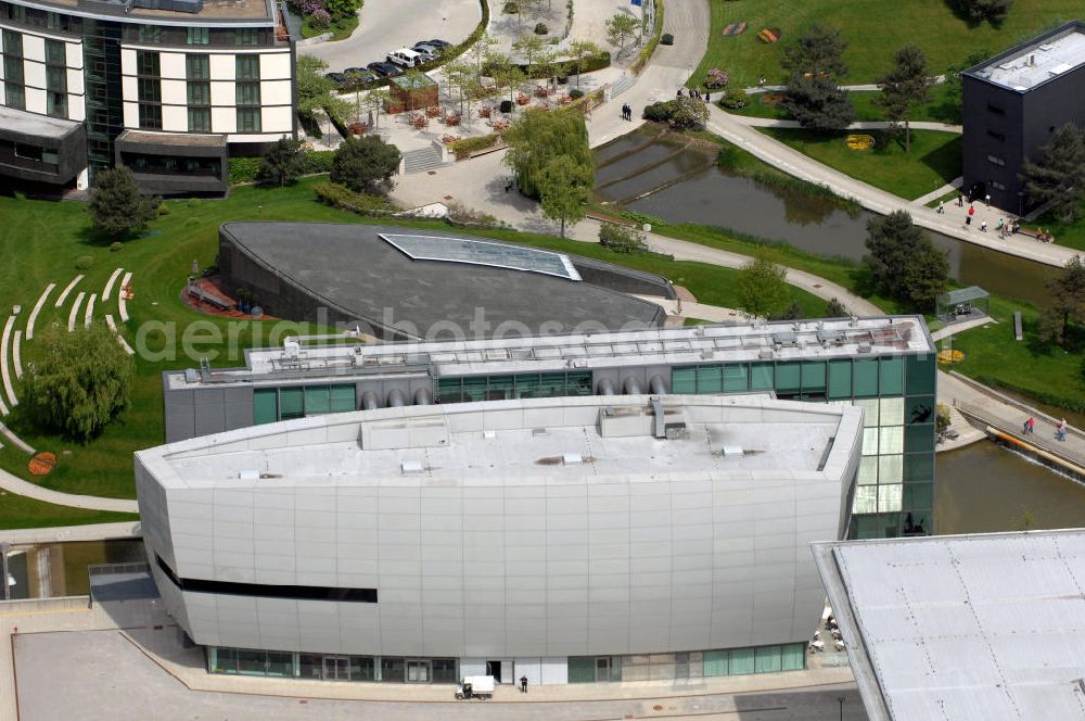 Aerial photograph Wolfsburg - Der Erlebnispark Autostadt der Volkswagen AG neben dem Volkswagenwerk mit dem Rundbau des Ritz-Carlton-Hotels und dem Automuseum. The theme park Autostadt of the Volkswagen AG near the Volkswagen plant with Ritz-Carlton hotel and car museum.